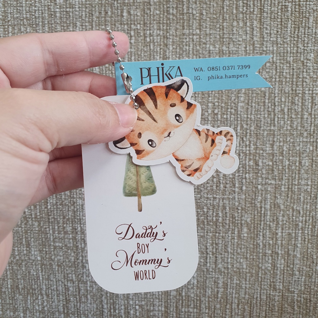 

Hangtag Hampers Baju Souvenir Siap Pakai - Cutting Rapi Bahan Tebal hingga 700gr