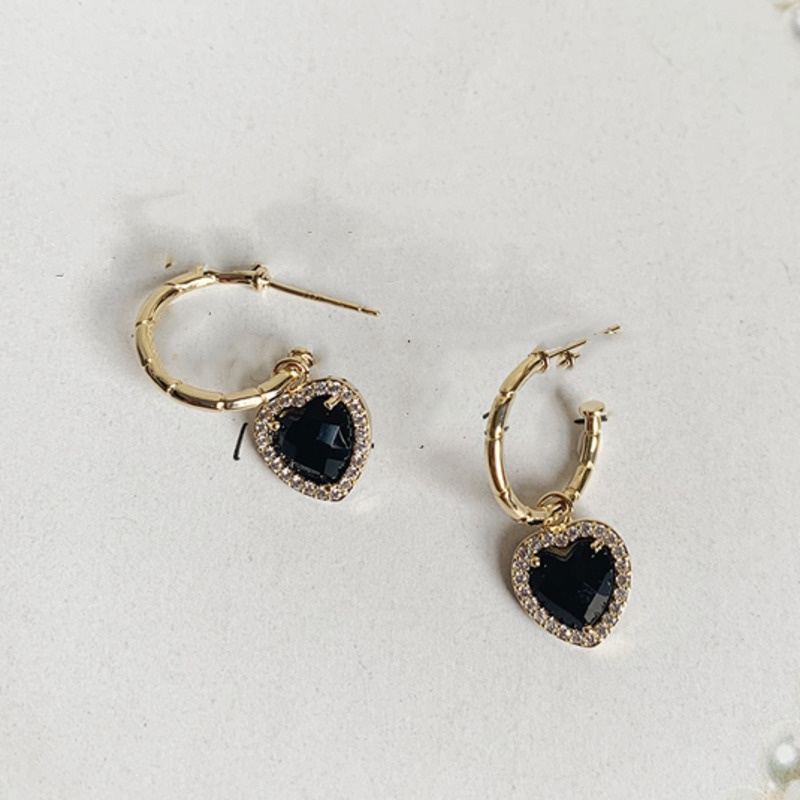 Anting Bentuk Hati Warna Hitam Gaya Vintage Untuk Aksesoris