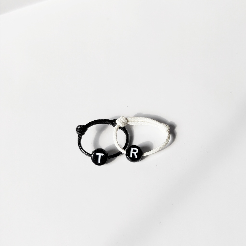 Cincin Huruf Inisial Nama Custom Request Tali Warna Hitam Putih Anti Air Waterproof Mote Bulat Simbol Romatis dan Tema Rasi Bintang Bulan Space Couple Sahabat Pasangan Minimalis Simple Aksesoris Fashion Adjustable Bisa Dibesar Kecilkan