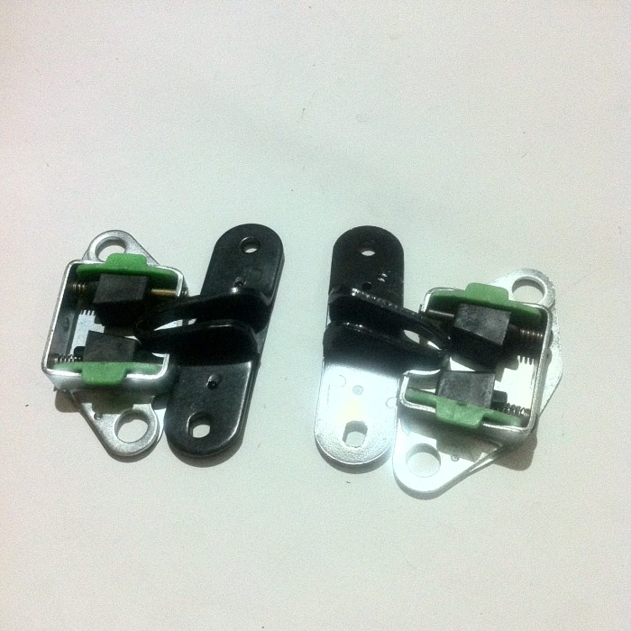 Stopper/Brecket Tahanan Pintu Bagasi Kijang Kapsul