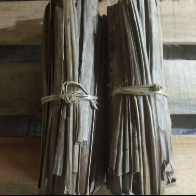 

Gula Aren Bungkus Daun Isi 10 Keping +- 1200 gram