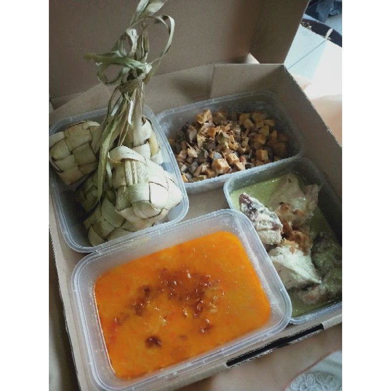 

Katering paket ketupat