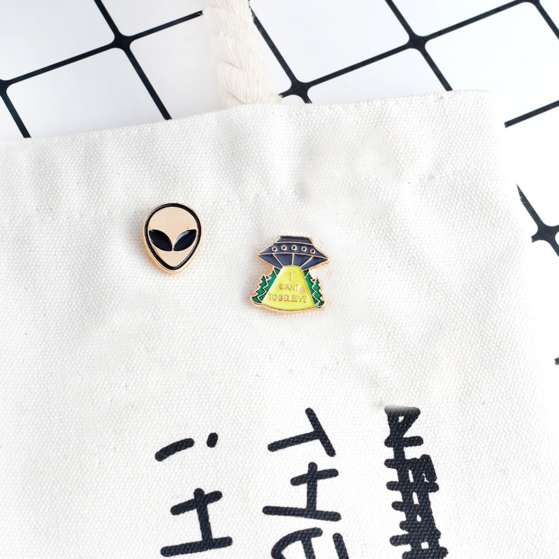 Bros Pin Enamel Bentuk Alien Luar Angkasa Hijau Untuk Geeks / Him / Her