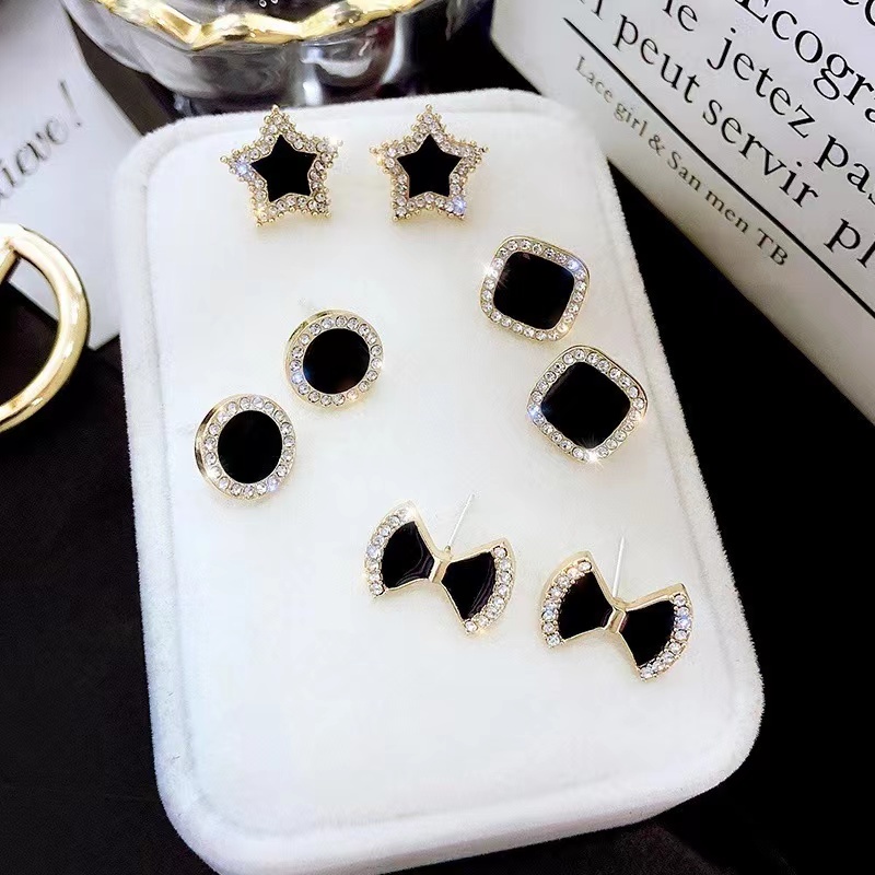 Anting Tusuk Motif Geometri Kecil Ala Korea Untuk Wanita