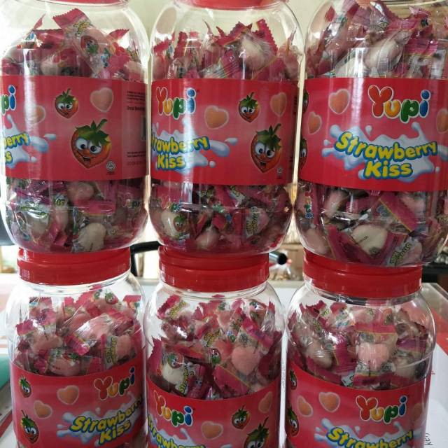 

Yupi kiss strawberry permen kenyal sroberi toples isi 1250pcs 300gr