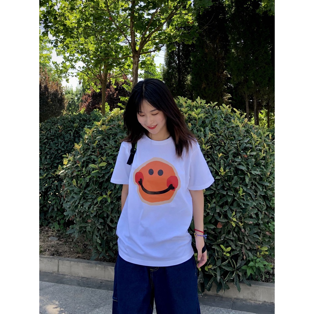 Smiley Graphic Tee Oversize Kaos Lengan Pendek Korean Style Baju Wanita Hitam Printed T-shirt