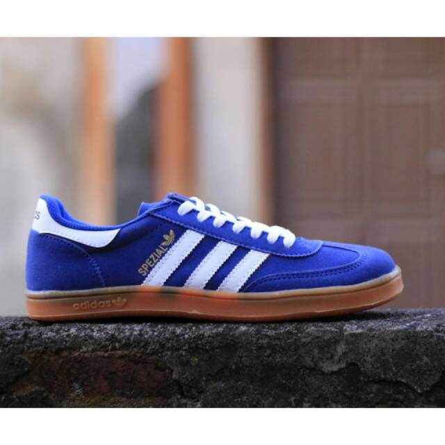 Adidas spesial biru muda lis putih