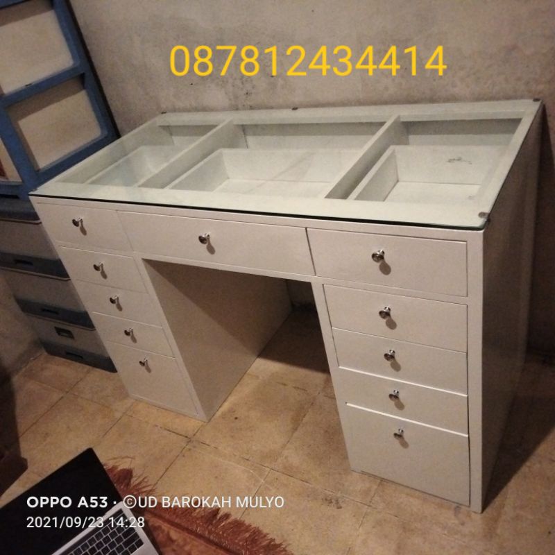 meja rias minimalis modern terbuat dari kayu jati Belanda