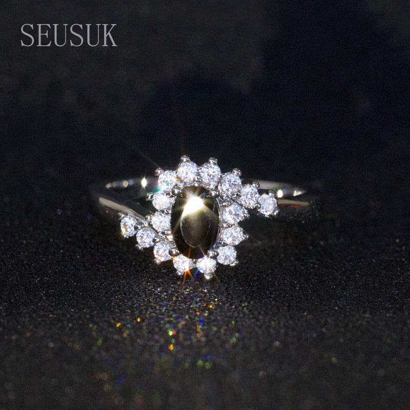 Cincin dengan Batu Safir Imitasi