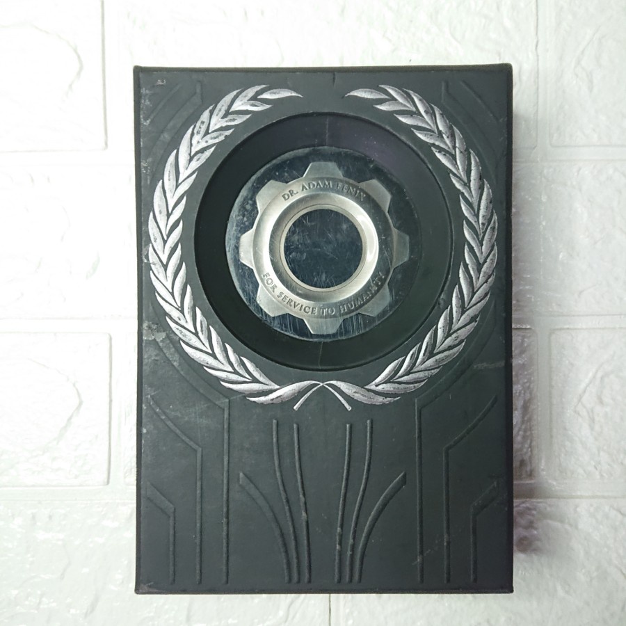 Gears of War 3 Limited Edition Xbox 360 - Cog Medal Dr. Adam Fenix