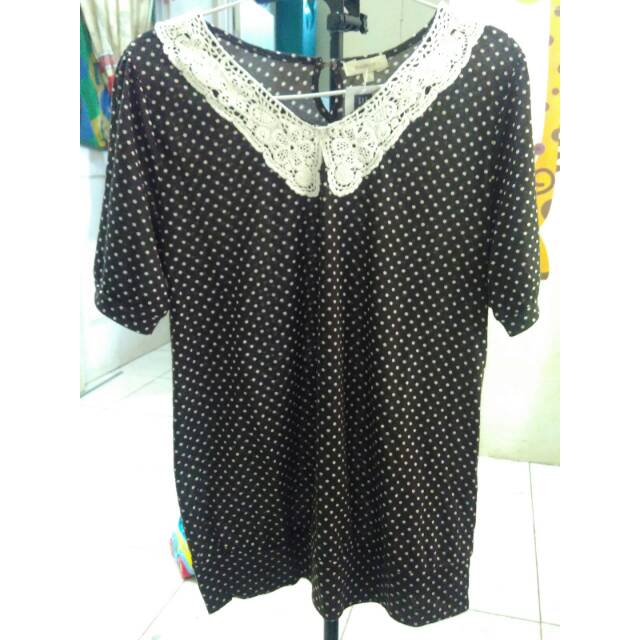 Blouse hitam polkadot