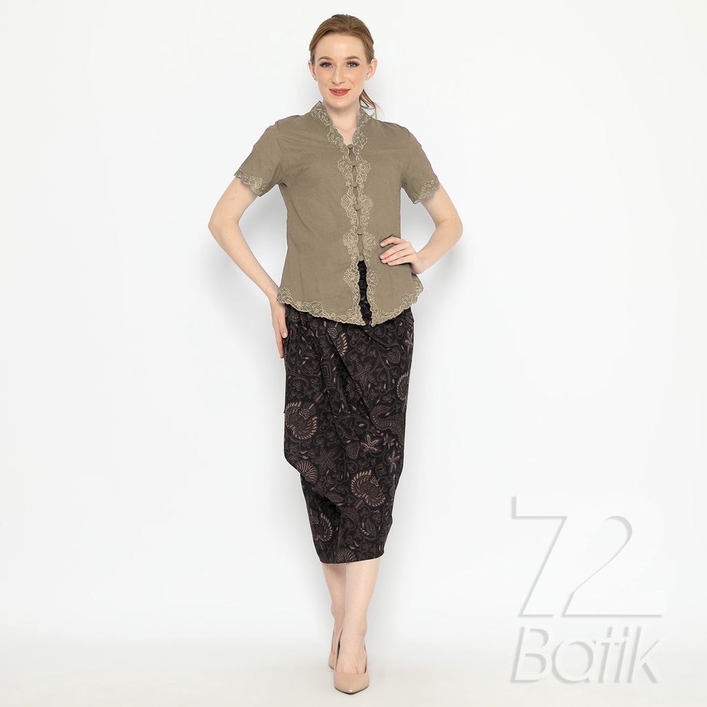 BAJU BATIK COUPLE  Kemeja Rok Lilit Instan Batik Pria Lengan Panjang Slimfit Premium Warna Hitam Coklat 723847 Cap 72 - Baju Kemeja Atasan Pakaian Batik Couple Cople Pria Cowok Laki Laki Remaja Keluarga Lengan Panjang Modern Slimfit Premium Kekinian