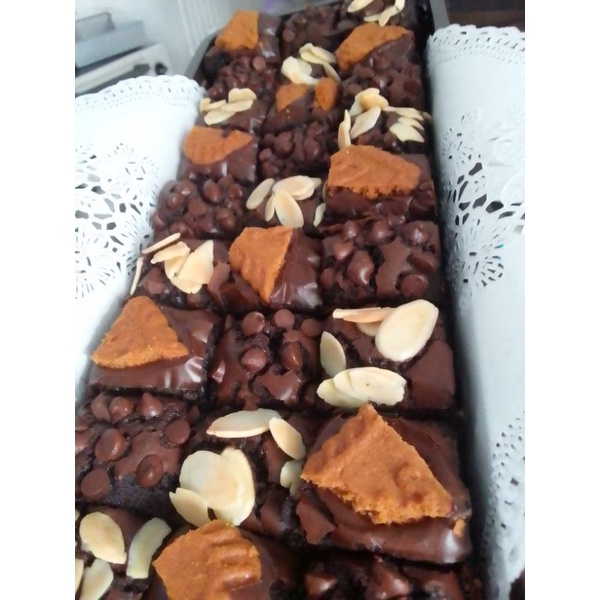 

Brownies Panggang Toping Biscoff Lotus biscuit Almond Chocochip