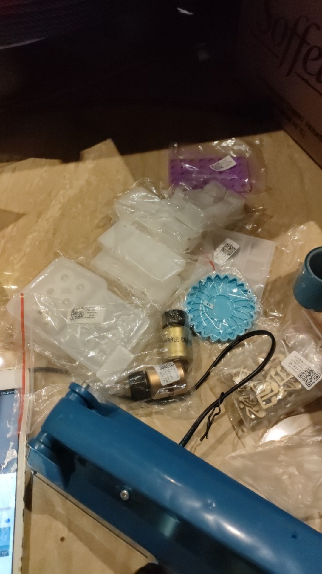 Cetakan Bentuk Piramida Bahan Silikon Warna Putih Untuk Membuat Perhiasan