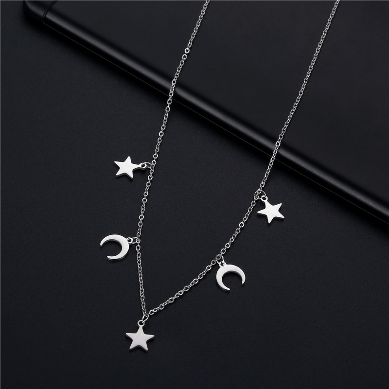 Eropa dan Amerika fashion kalung glossy pentagram moon kalung stainless steel Bulan bintang klavikul