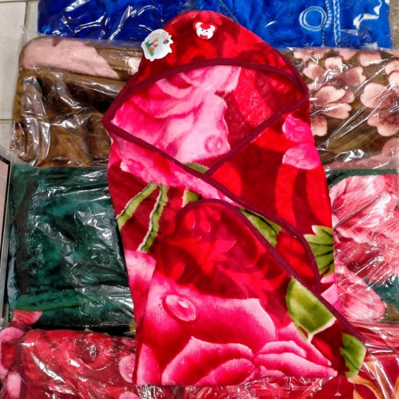 Selimut Bulu Bayi Pakai Topi Motif Kembang