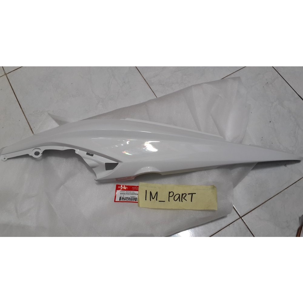 Cover Body Kiri Revo Fi Warna Putih - 64420K03N30RSW ORIGINAL PARTS
