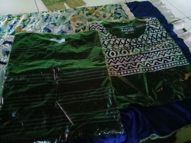 Kaos / T-shirt Details Biru Tua / Navy Corak Batik (100% Katun)