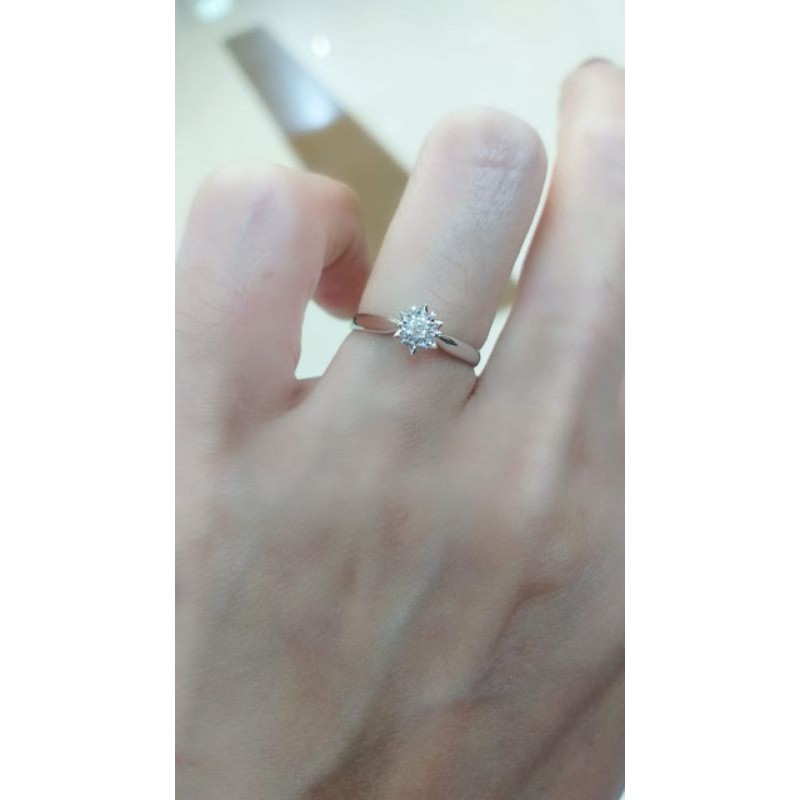 Cincin berlian wanita model solitaire illusion mangkokan satelite rangka emas putih