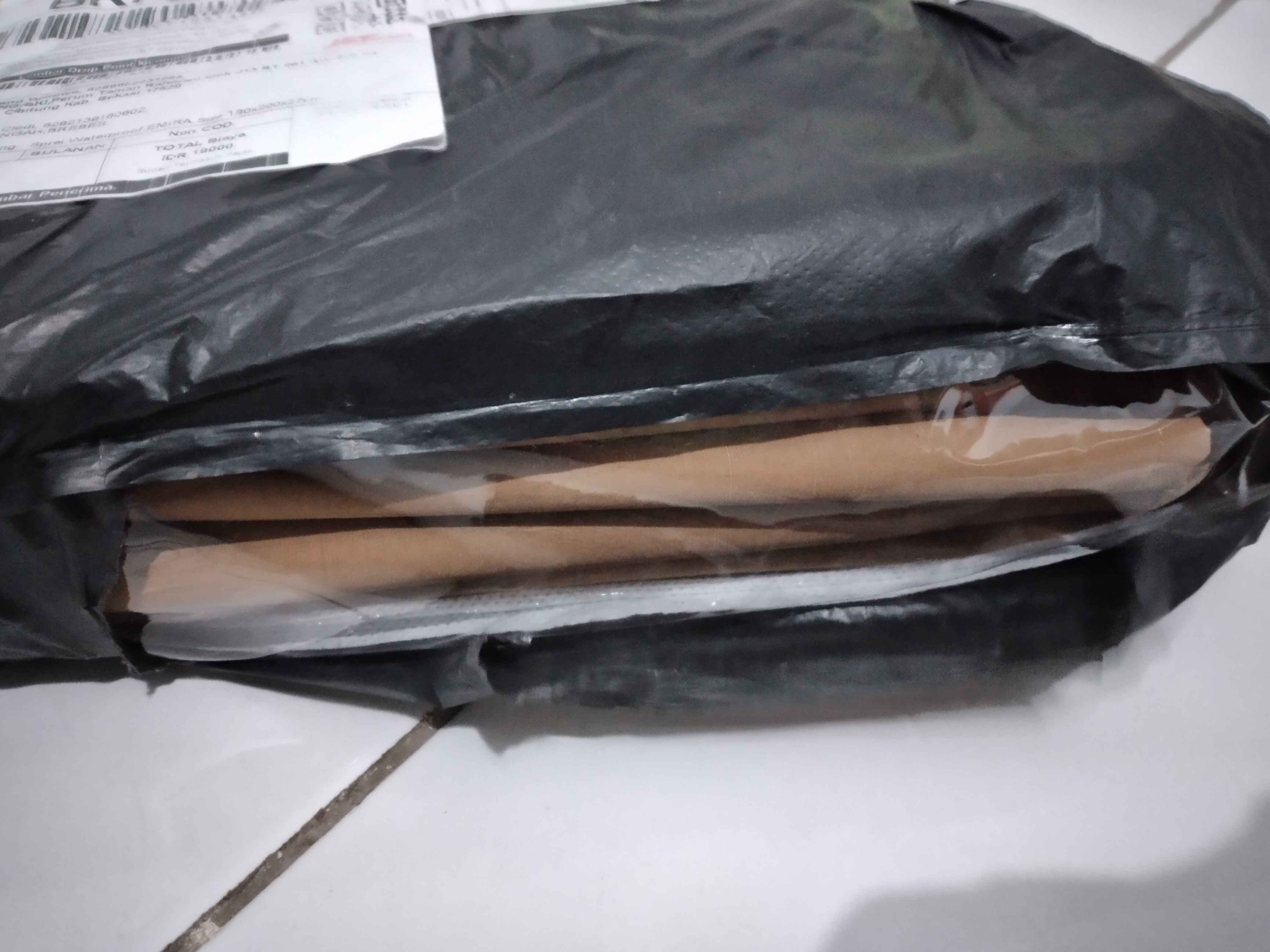 Sprei Waterproof Emira Size 180x200x27cm