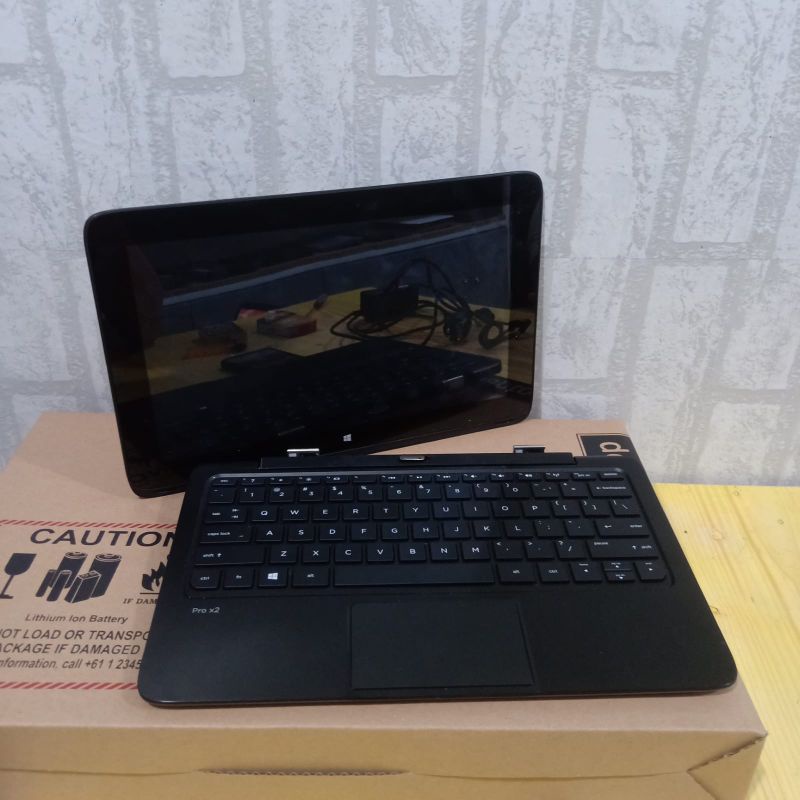 Laptop HP Pro x2 410 G1, Core i5-402Y, Ram 4 GB / 128GbSSD, Toucscreen, Layar Bisa dicopot jadi Tab,