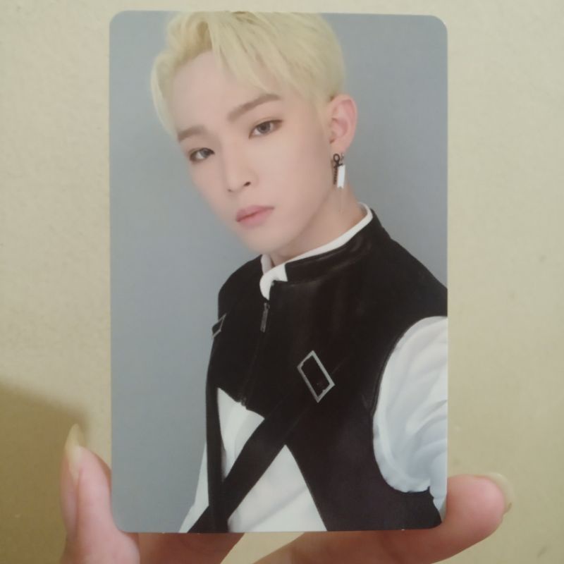 ONEUS - Official Photocard Leedo Lived (red)