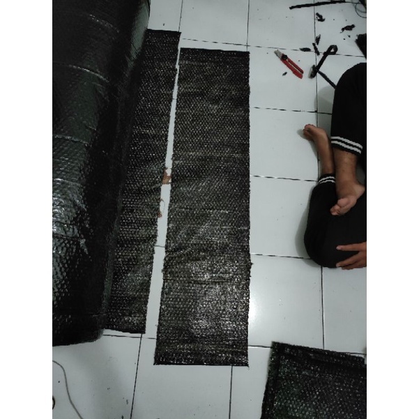 Bubblewrap hitam 124cm x 30 cm