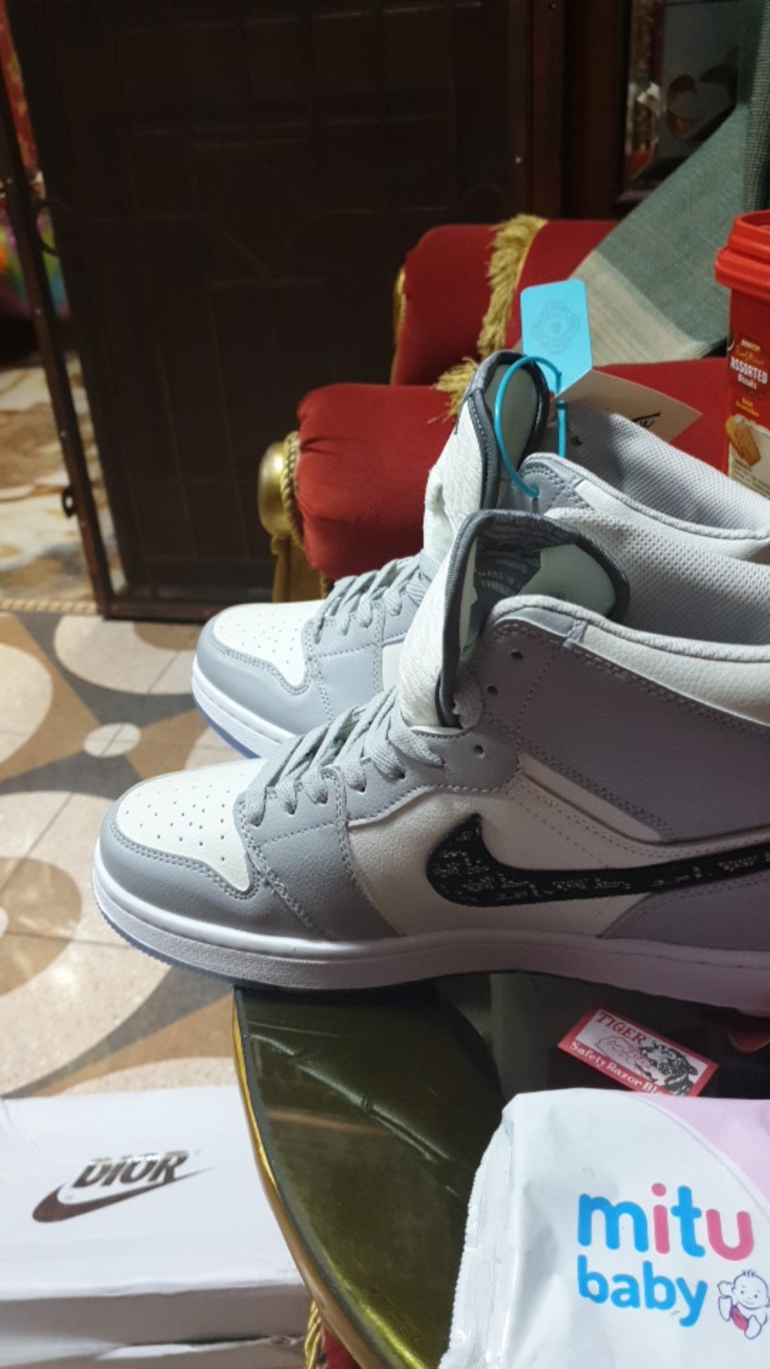  Sepatu  Dior x  Nike  Air  Jordan  1 AJ1 AJ OG high grey 