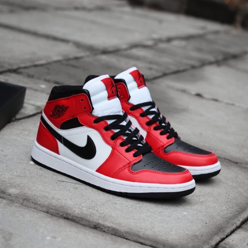Air Jordan 1 Mid Chicago Black Toe