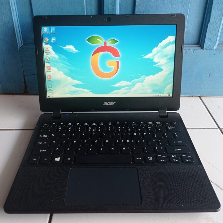 Acer ES1-111 Hitam Slim Tipis Intel Celeron N2840 Windows 10 RAM 2GB SSD 128GB  Netbook