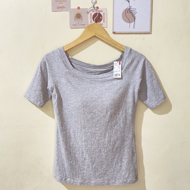 T-shirt grey uniqlo with bra