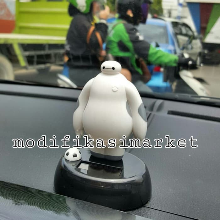 pajangan mobil action figure baymax solar dashboard