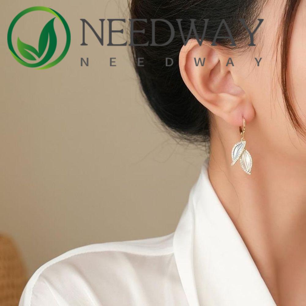 Anting Juntai Bentuk Daun Aksen Berlian Imitasi Gaya Vintage Korea Untuk Wanita