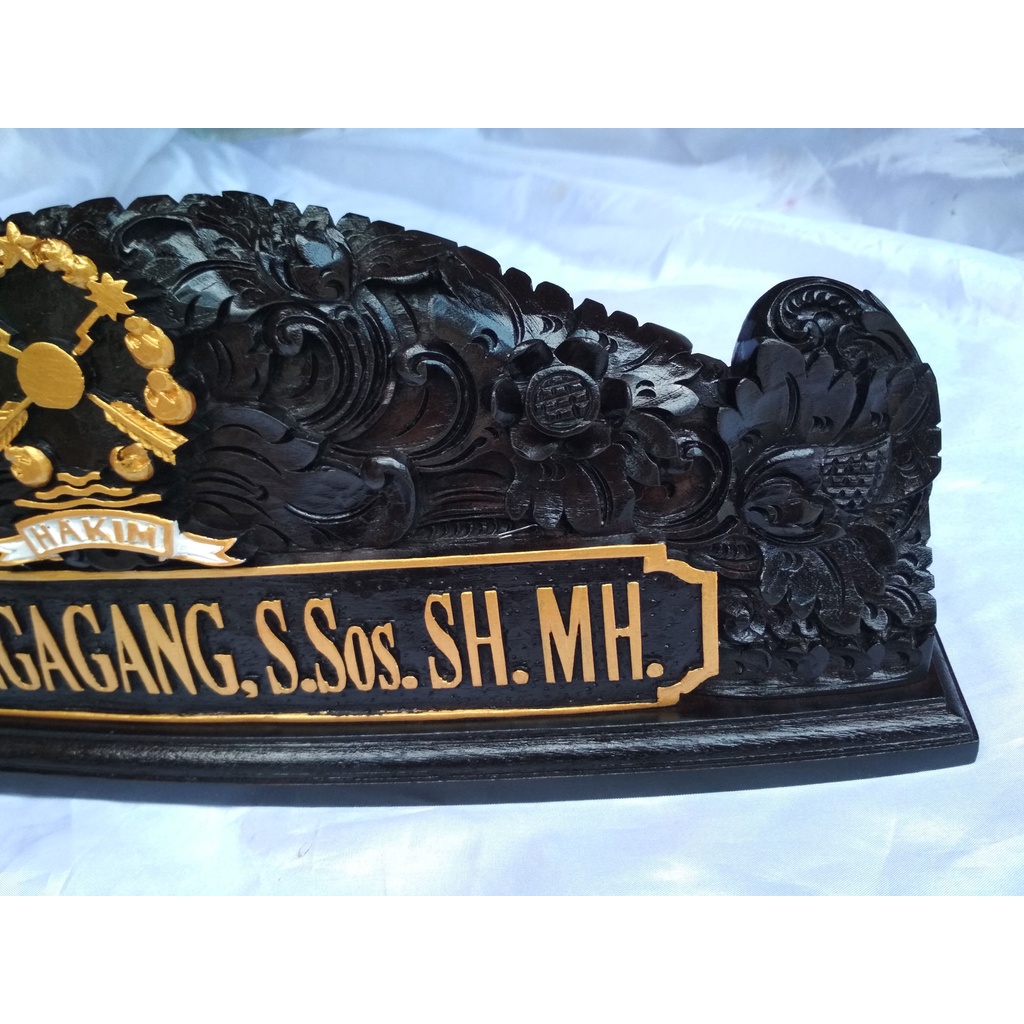 Papan Nama Meja Kayu Ukiran Bali Lambang Logo Hakim Nameplate hiasan dekorasi