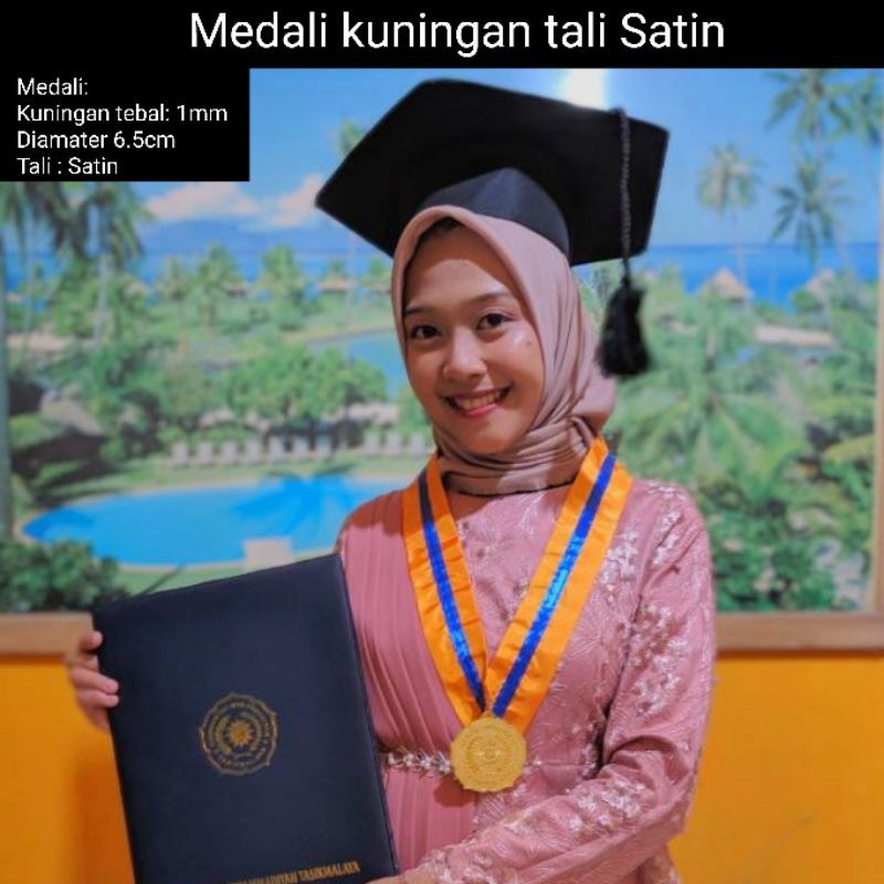 

1mm tebal medalinya plus tali satin