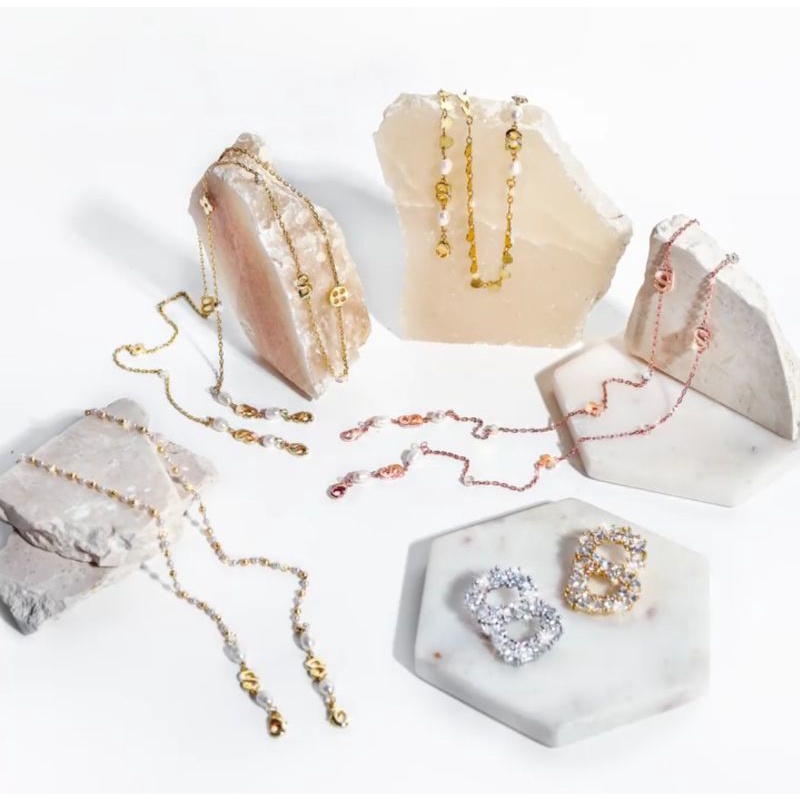 Buttonscarves Everything Monogram Long Chain pearl gold