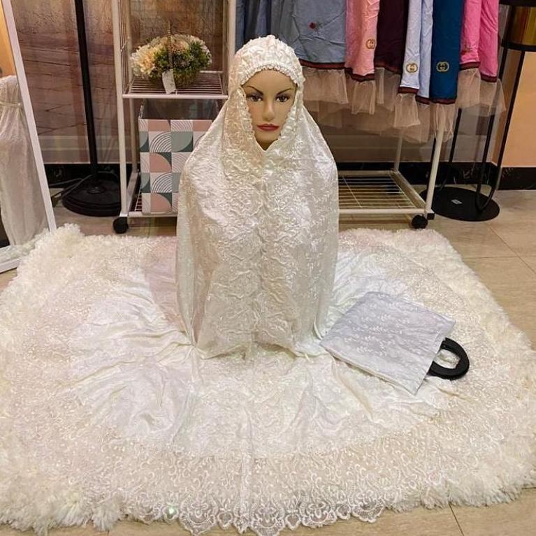 [PRODUK RKNBG] MUKENA PRADA BORDIR SUTRA RENDA MUTIARA PENGANTIN MAHAR PAYET PRADA CANTIK PUTIH ORI BAGUS PAYET ADEM TASIK SESERAHAN HANTARAN MASKAWIN MAHAR KADO HADIAH IBU PUTIH ASLI PREMIUM ADEM MEWAH JUMBO ASLI ADEM LEMBUT PUTIH TULANG T9I