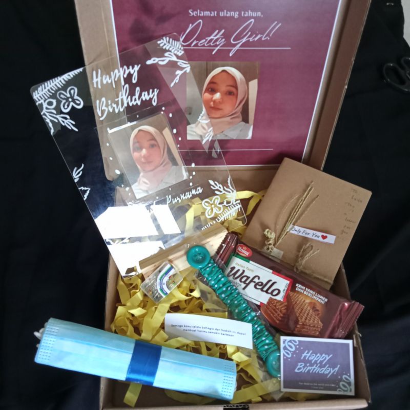 

Kado Hampers Giftbox Ulang Tahun Teman Sahabat Hiasan Akrilik Custom