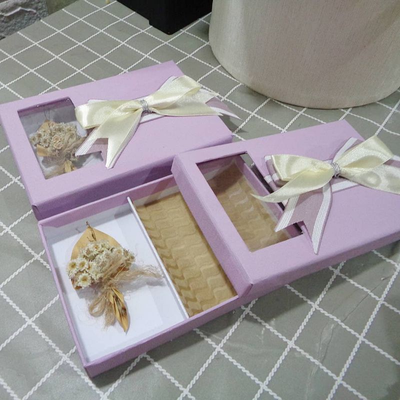 

Box Emas Ukuran 14cm x 9cm T 2Cm + Bunga kering