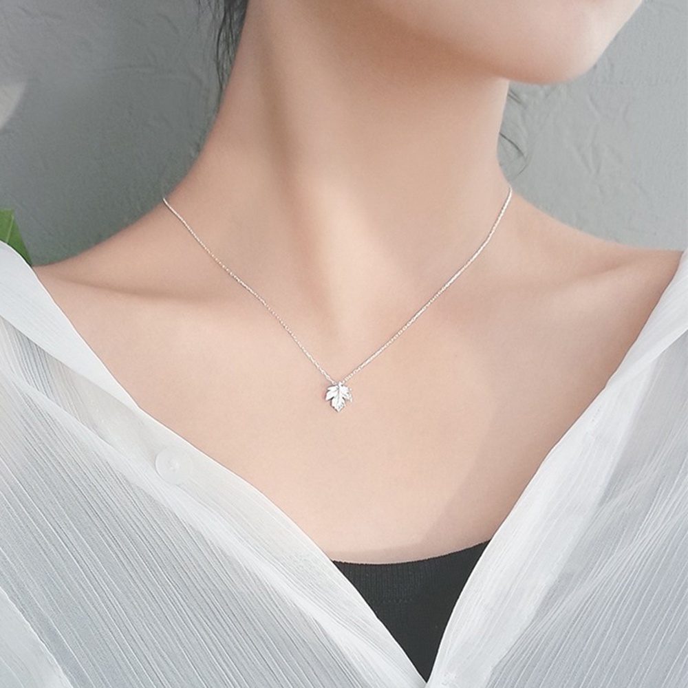 Kalung Desain Daun Maple Warna Silver Gaya Korea Untuk Wanita