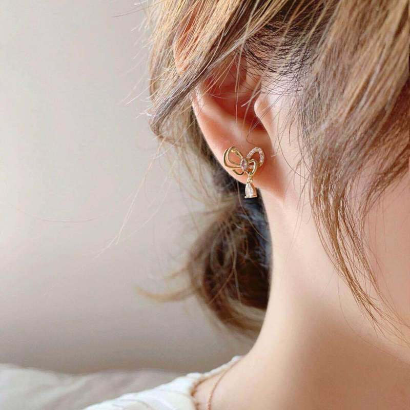 Anting Giwang Alloy Model Pita Dengan Kristal + Berlian Imitasi Warna Emas Untuk Wanita