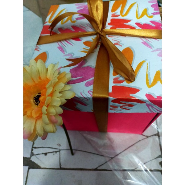 

surprise box warna pink