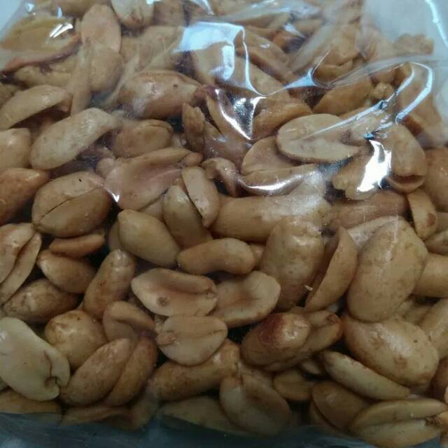

Cemilan tradisional kacang bawang fisik besar khas Cirebon netto 250 gram