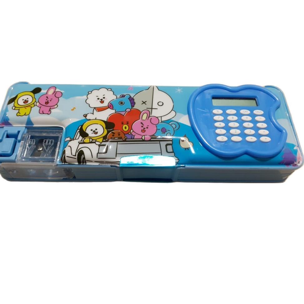 

Baru Restok KOTAK PENSIL MAGNET DUA SISI plus KALKULATOR KARAKTER BTS / BT21 ANEKA WARNA .,..,.,.,.