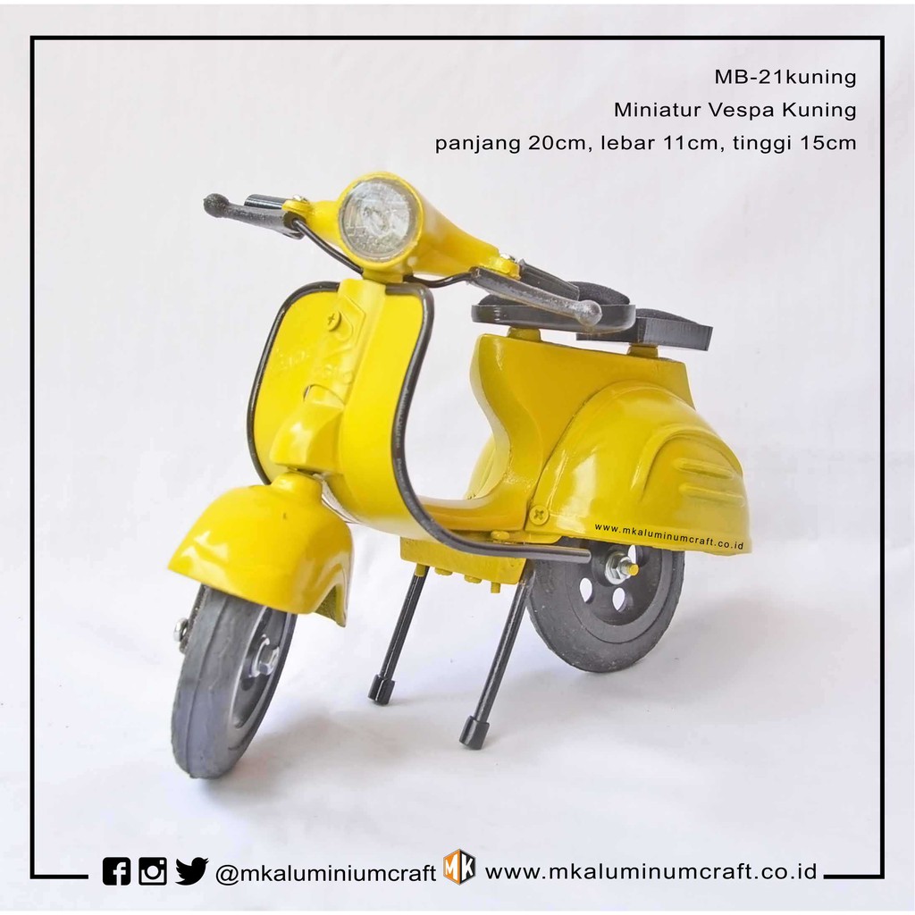 Miniatur Motor Vespa Klasik Warna Kuning Terbuat Dari Logam Campuran