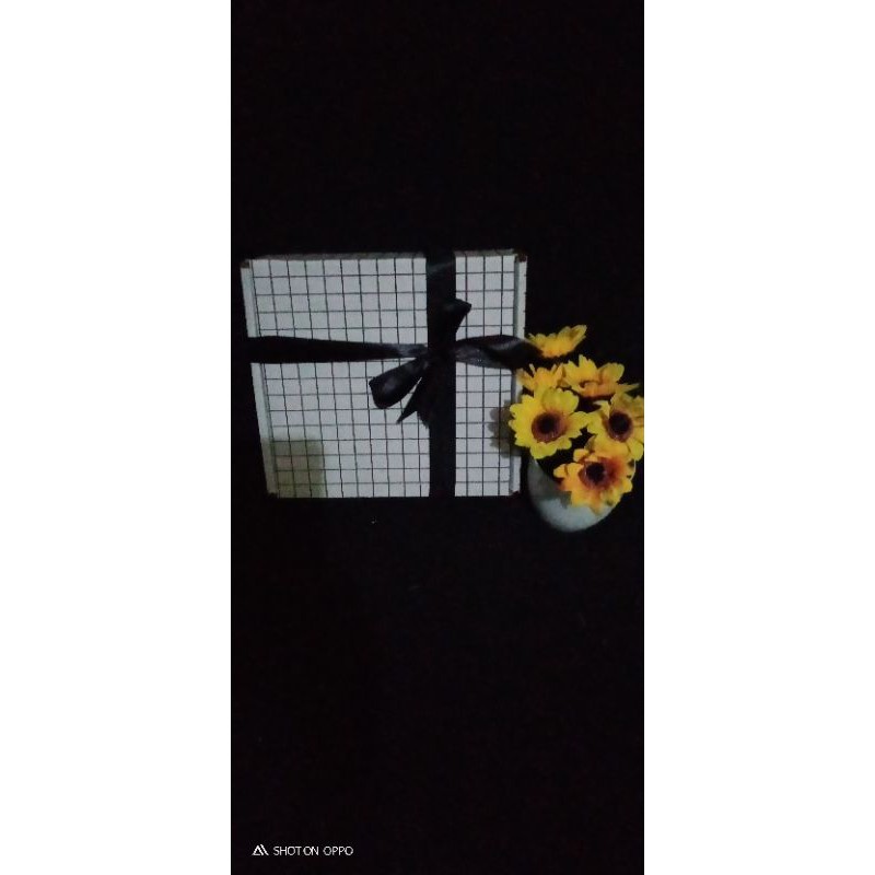 

Box kado/box hampers/kardus plus pita