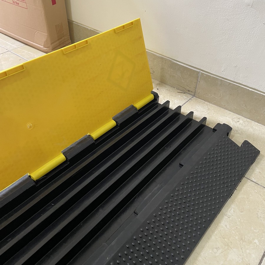 Polisi Tidur Pelindung Kabel / Speed Bump Cable Ramp 5 Line