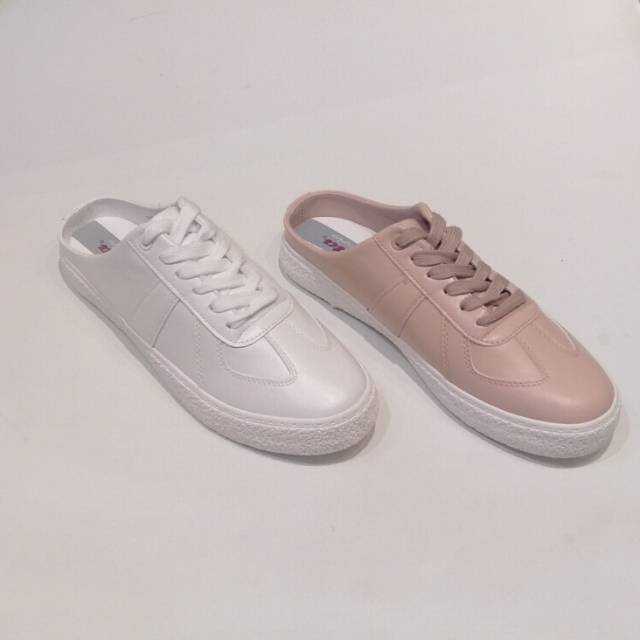 sepatu sandal sneakers