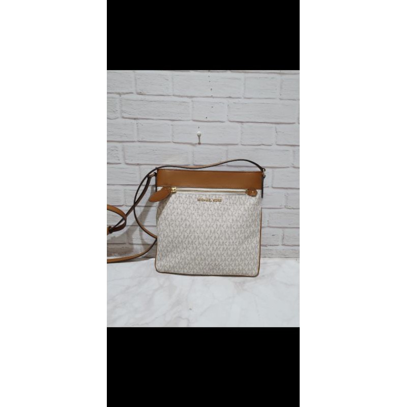 mk jet set crossbody sign vanilla