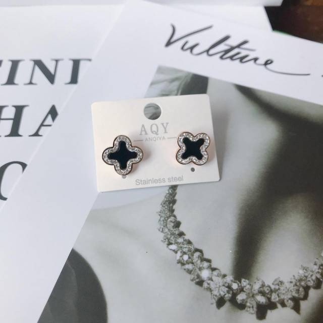 Anting fashion wanita / anting titanium import / akesoris perhiasan / anting stud LV anti karatan